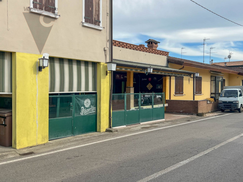 Proponiamo in vendita a Correzzola, in posizione centrale nella frazione di Civè, un locale di ci...