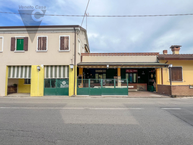 Proponiamo in vendita a Correzzola, in posizione centrale nella frazione di Civè, un locale di ci...
