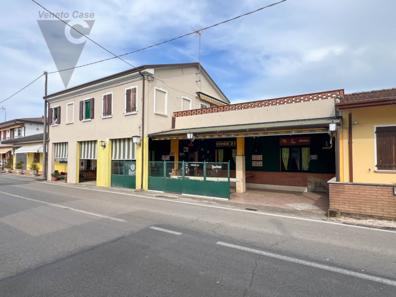 Proponiamo in vendita a Correzzola, in posizione centrale nella frazione di Civè, un locale di ci...