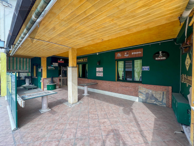 Proponiamo in vendita a Correzzola, in posizione centrale nella frazione di Civè, un locale di ci...
