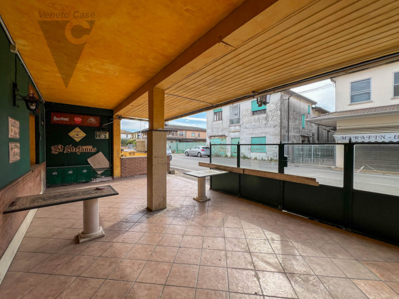 Proponiamo in vendita a Correzzola, in posizione centrale nella frazione di Civè, un locale di ci...