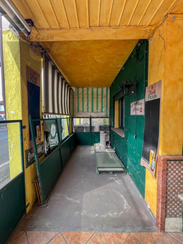 Proponiamo in vendita a Correzzola, in posizione centrale nella frazione di Civè, un locale di ci...