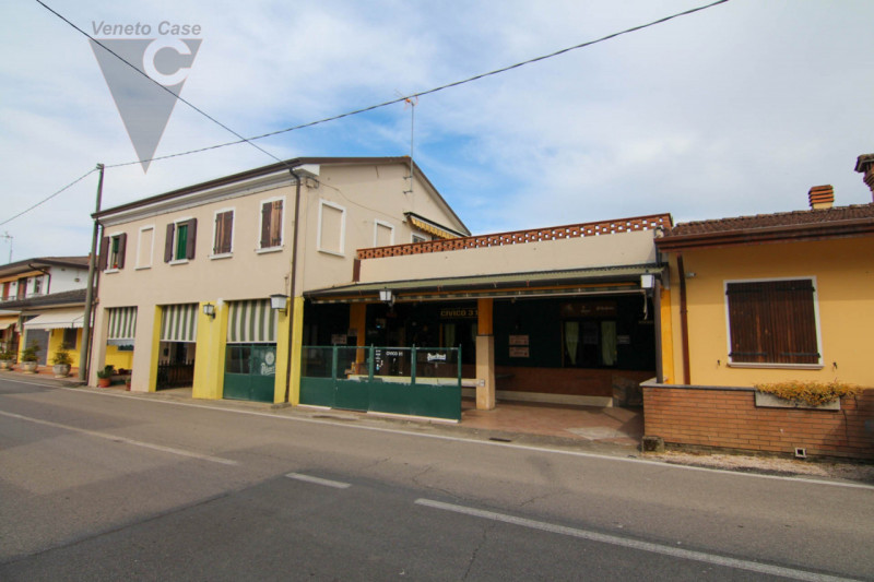 Proponiamo in vendita a Correzzola, in posizione centrale nella frazione di Civè, un locale di ci...