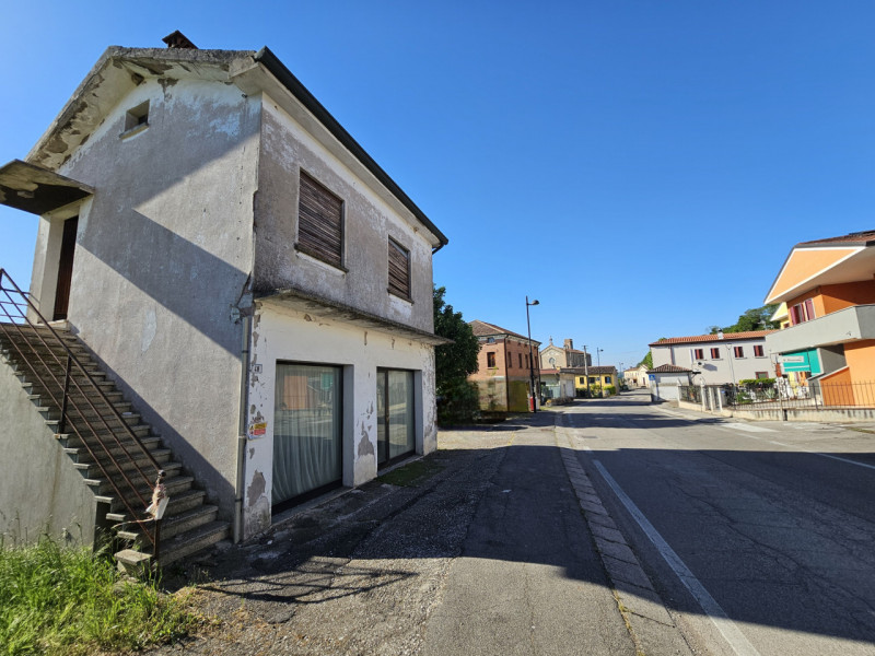 Proponiamo in vendita a Lozzo Atestino, località Valbona, un compendio immobiliare completamente ...