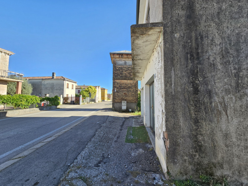 Proponiamo in vendita a Lozzo Atestino, località Valbona, un compendio immobiliare completamente ...