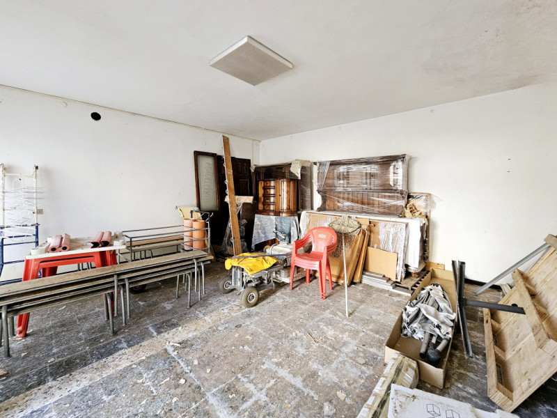 Proponiamo in vendita a Lozzo Atestino, località Valbona, un compendio immobiliare completamente ...