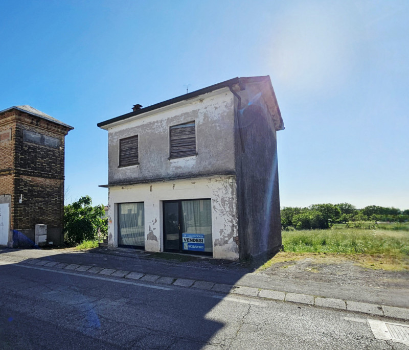 Proponiamo in vendita a Lozzo Atestino, località Valbona, un compendio immobiliare completamente ...
