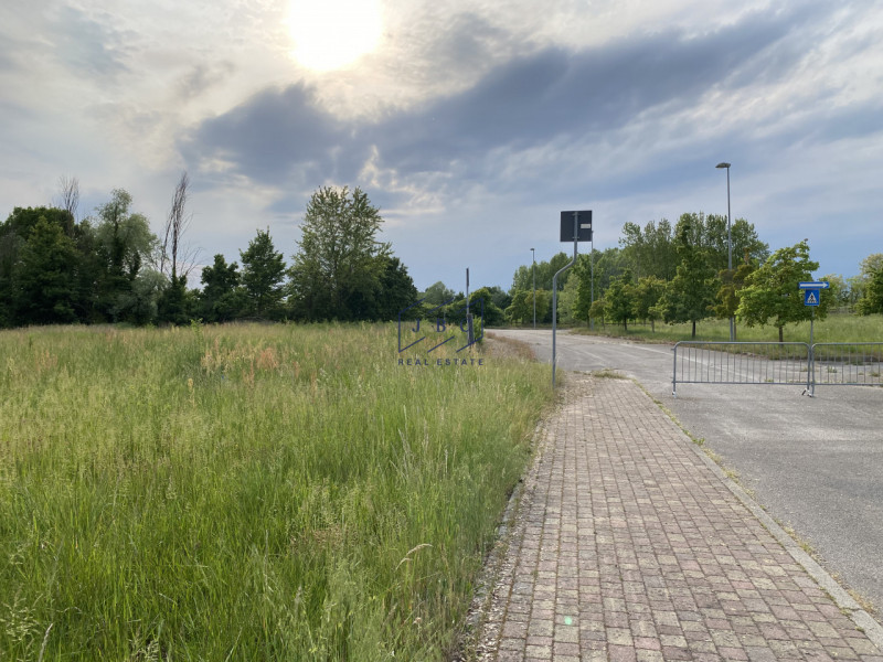 PORTOBUFFOLE' - (Treviso)

Proponiamo a Portobuffolè, in una nuova zona residenziale, 12 lotti ed...