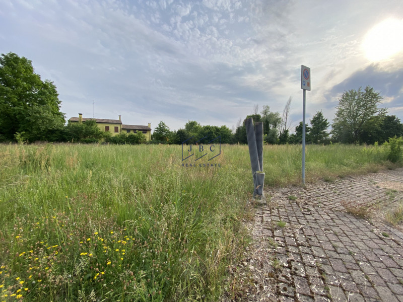 PORTOBUFFOLE' - (Treviso)

Proponiamo a Portobuffolè, in una nuova zona residenziale, 12 lotti ed...