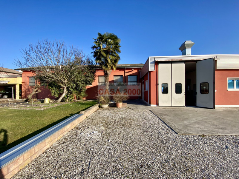 Descrizione

In zona industriale di Piombino Dese, proponiamo in vendita capannone artigianale di...