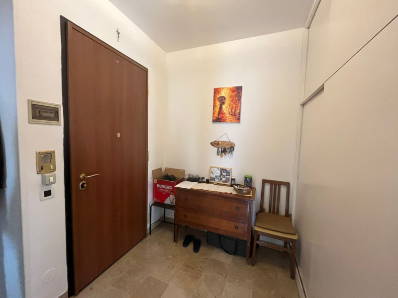 Situato in una delle cornici residenziali più prestigiose della città, proponiamo in locazione un...