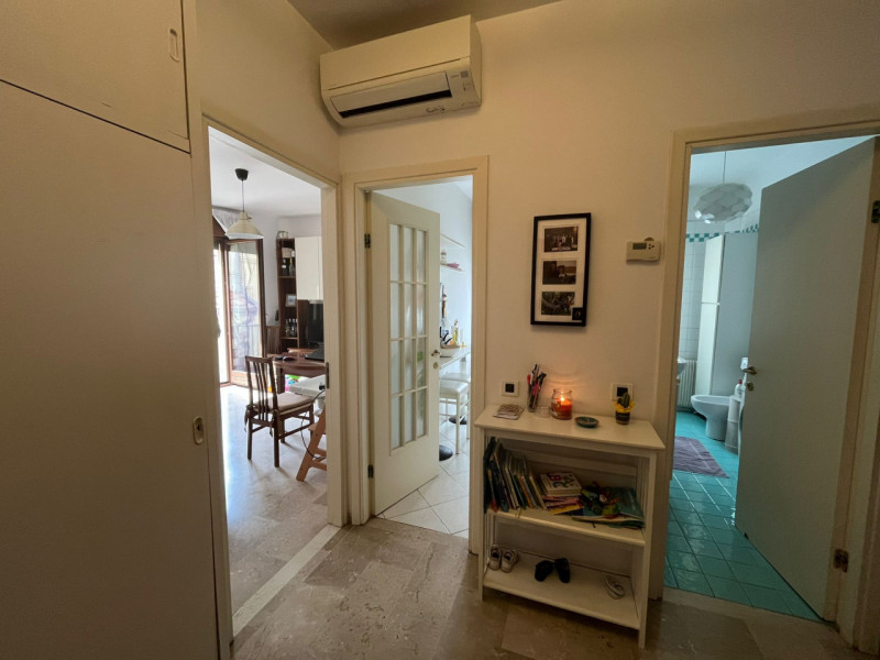 Situato in una delle cornici residenziali più prestigiose della città, proponiamo in locazione un...