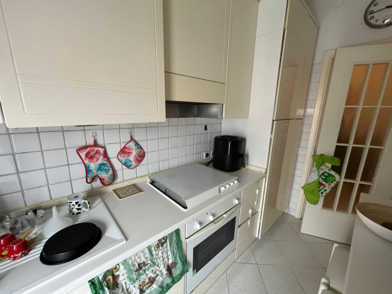 Situato in una delle cornici residenziali più prestigiose della città, proponiamo in locazione un...