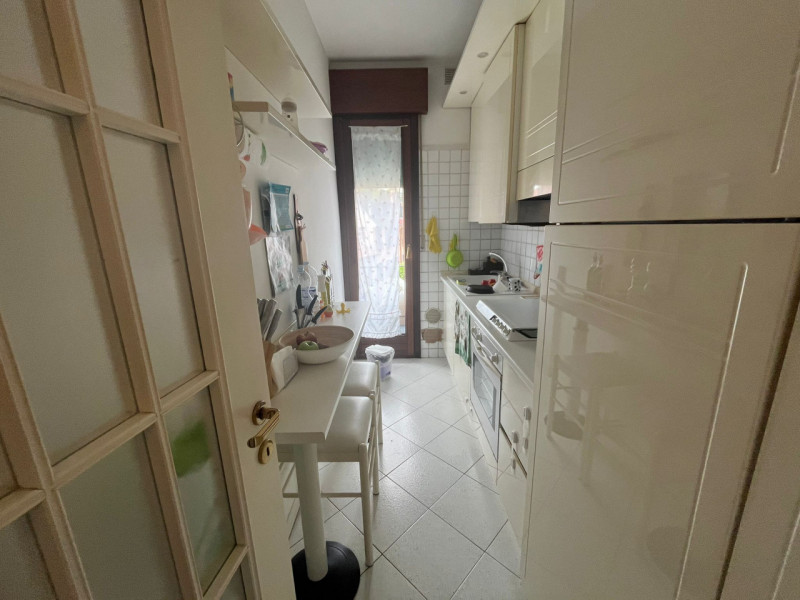Situato in una delle cornici residenziali più prestigiose della città, proponiamo in locazione un...