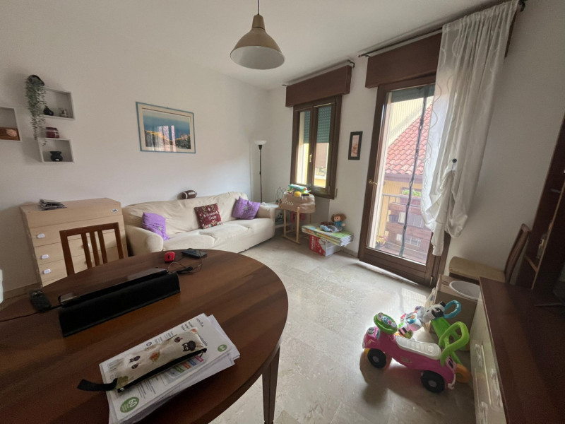 Situato in una delle cornici residenziali più prestigiose della città, proponiamo in locazione un...
