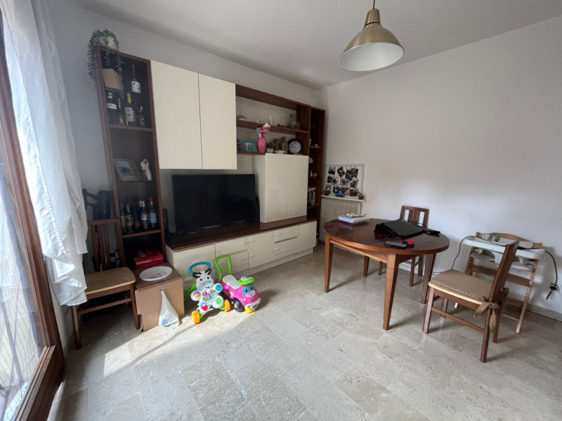 Situato in una delle cornici residenziali più prestigiose della città, proponiamo in locazione un...