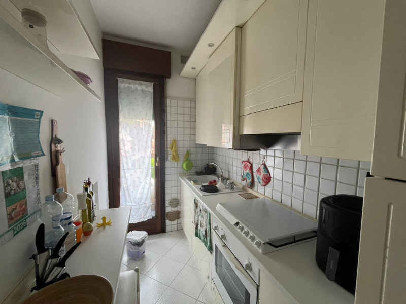 Situato in una delle cornici residenziali più prestigiose della città, proponiamo in locazione un...