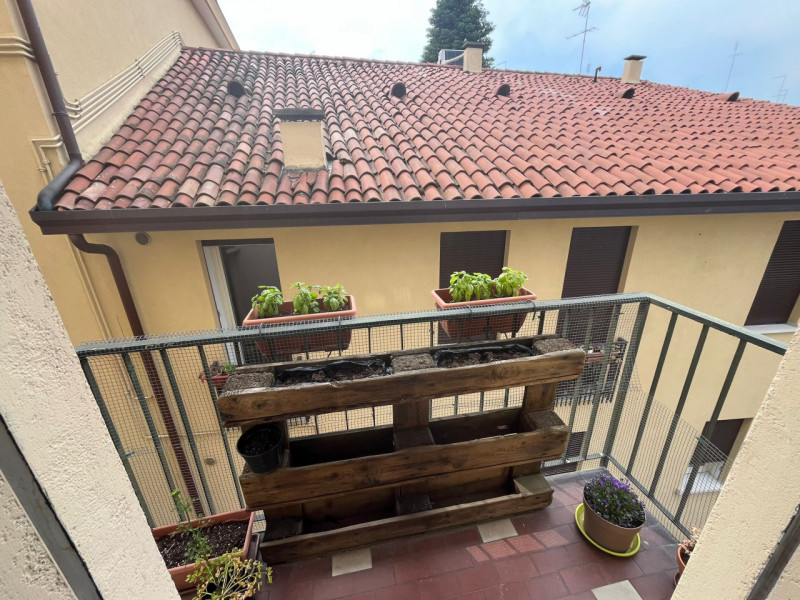 Situato in una delle cornici residenziali più prestigiose della città, proponiamo in locazione un...