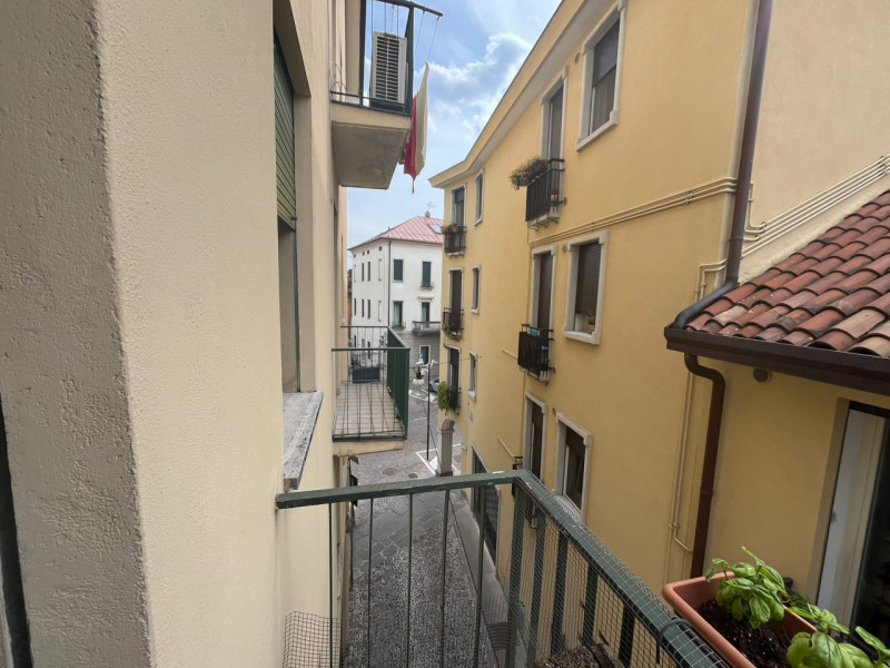 Situato in una delle cornici residenziali più prestigiose della città, proponiamo in locazione un...