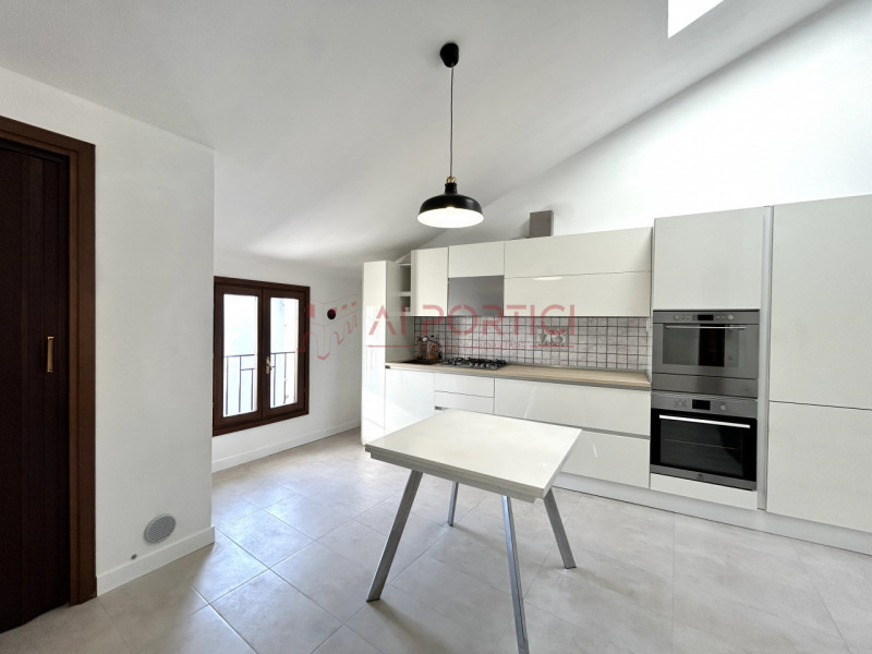 PIOVE DI SACCO Centro Storico - APPARTAMENTO al primo secondo su palazzina dalle due unità e zero...