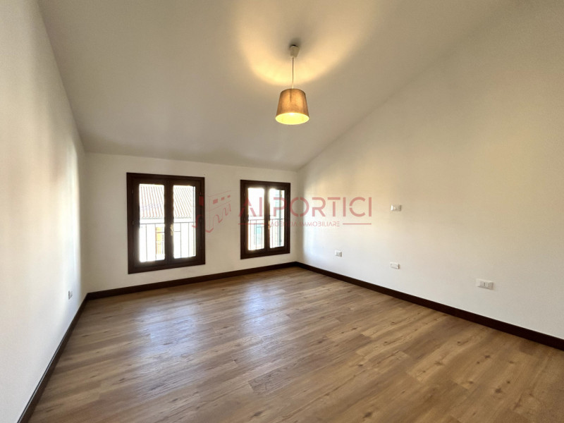 PIOVE DI SACCO Centro Storico - APPARTAMENTO al primo secondo su palazzina dalle due unità e zero...