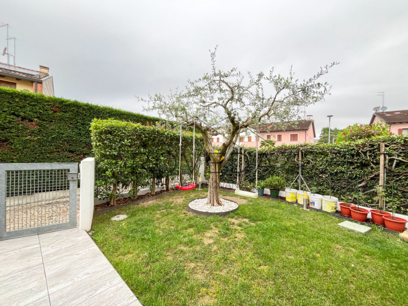 CASIER

RIFERIMENTO: CR24

L'agenzia Roveda Immobiliare ha il piacere di presentarvi, nel cuore d...