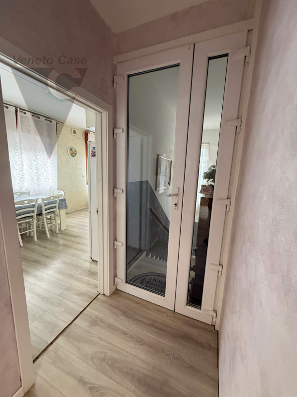 In zona comoda al centro paese, alla zona industriale ed ai principali servizi proponiamo in vend...