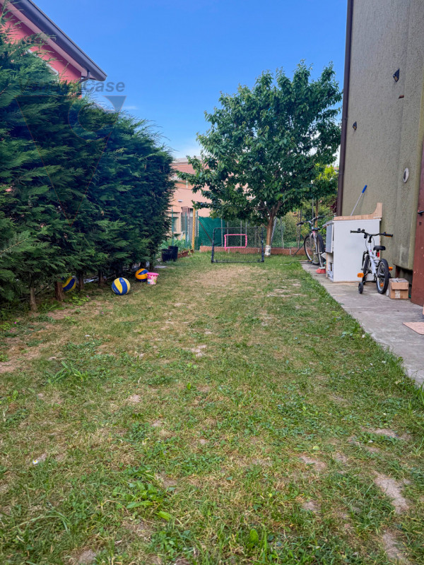 In zona comoda al centro paese, alla zona industriale ed ai principali servizi proponiamo in vend...