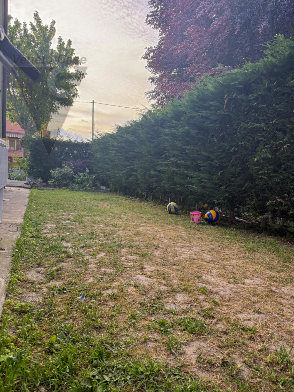 In zona comoda al centro paese, alla zona industriale ed ai principali servizi proponiamo in vend...