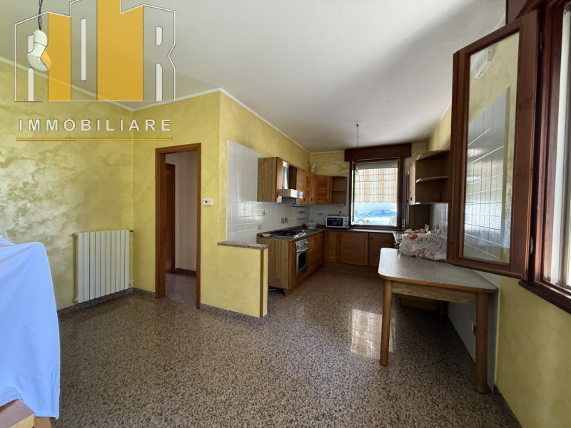 Proponiamo in vendita appartamento al piano terra in bifamiliare con ampio scoperto condiviso com...