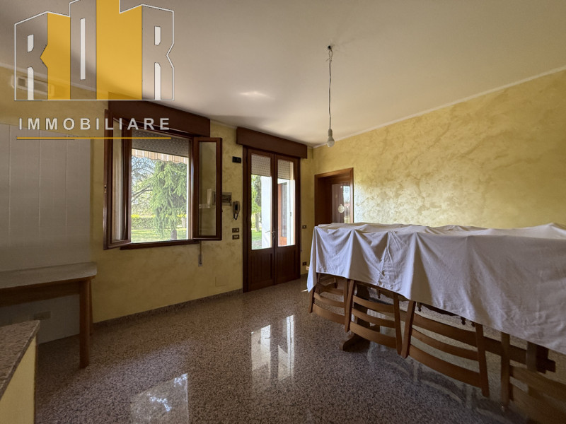 Proponiamo in vendita appartamento al piano terra in bifamiliare con ampio scoperto condiviso com...
