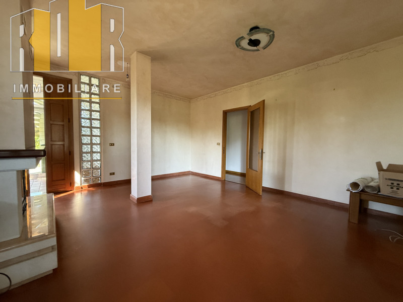 Proponiamo in vendita appartamento al piano terra in bifamiliare con ampio scoperto condiviso com...