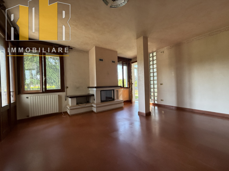 Proponiamo in vendita appartamento al piano terra in bifamiliare con ampio scoperto condiviso com...