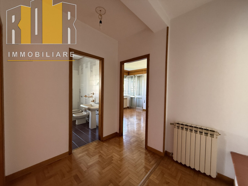 Proponiamo in vendita appartamento al piano terra in bifamiliare con ampio scoperto condiviso com...