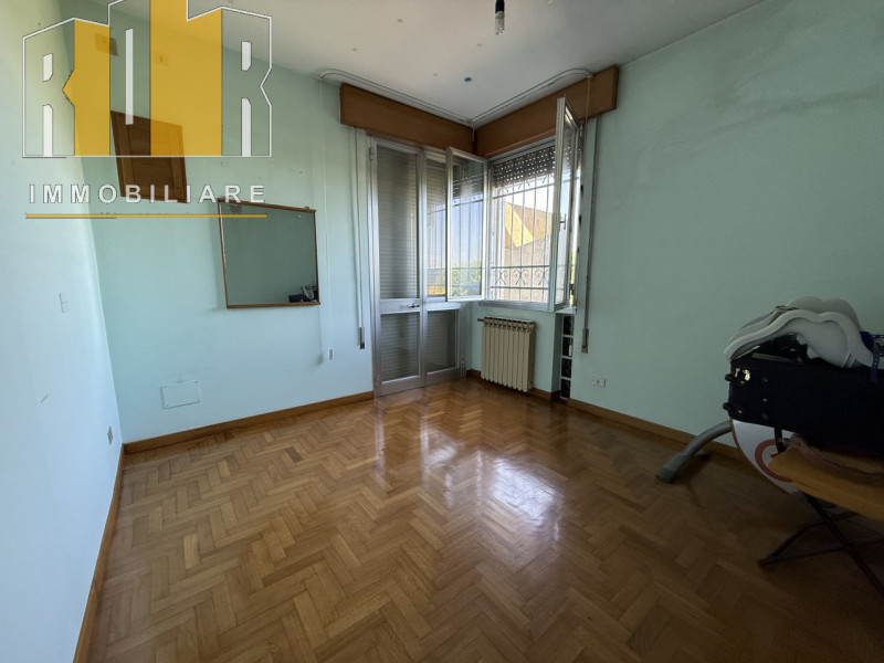 Proponiamo in vendita appartamento al piano terra in bifamiliare con ampio scoperto condiviso com...