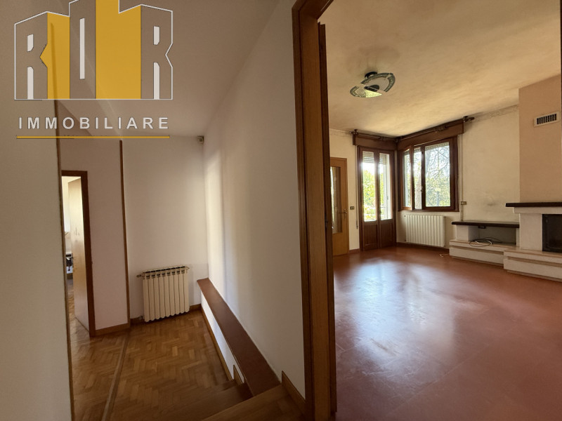 Proponiamo in vendita appartamento al piano terra in bifamiliare con ampio scoperto condiviso com...