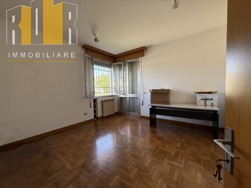 Proponiamo in vendita appartamento al piano terra in bifamiliare con ampio scoperto condiviso com...