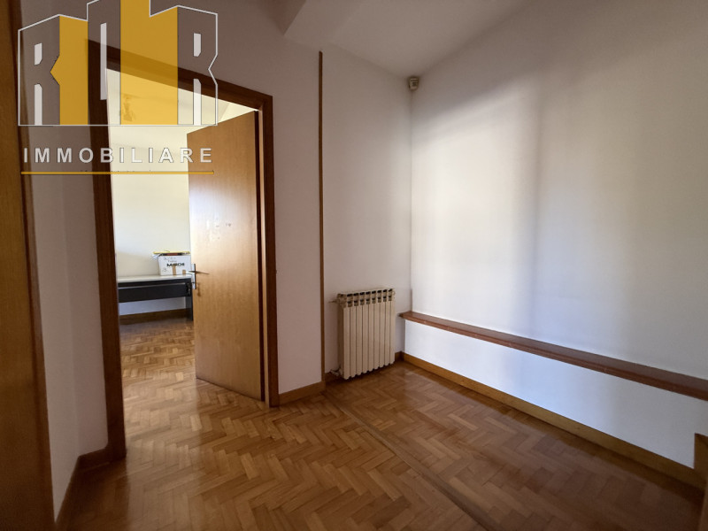 Proponiamo in vendita appartamento al piano terra in bifamiliare con ampio scoperto condiviso com...