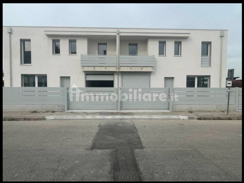 Bosco nuova porzione su due livelli con giardino

Nel cuore del tranquillo quartiere residenziale...