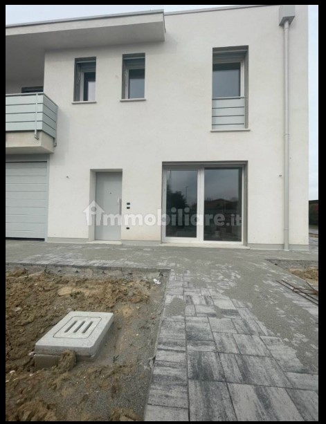 Bosco nuova porzione su due livelli con giardino

Nel cuore del tranquillo quartiere residenziale...