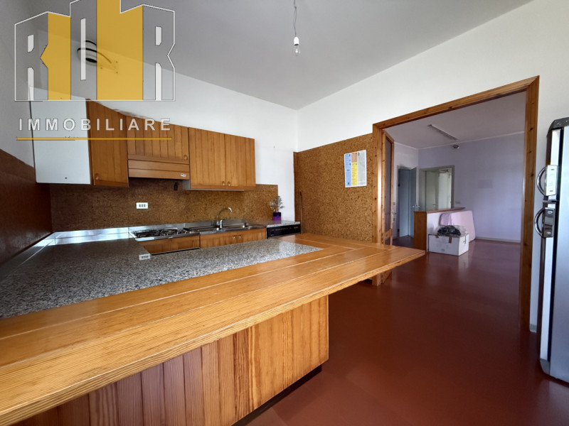 Proponiamo in vendita appartamento al piano primo in bifamiliare con ampia terrazza, poggioli avv...