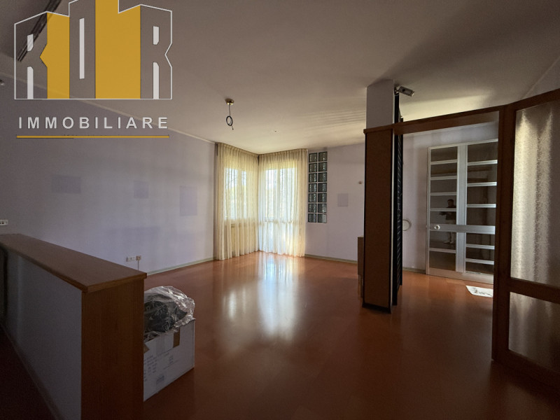 Proponiamo in vendita appartamento al piano primo in bifamiliare con ampia terrazza, poggioli avv...