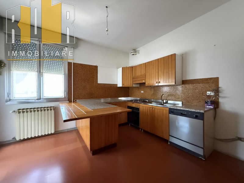 Proponiamo in vendita appartamento al piano primo in bifamiliare con ampia terrazza, poggioli avv...