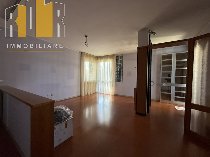 Proponiamo in vendita appartamento al piano primo in bifamiliare con ampia terrazza, poggioli avv...