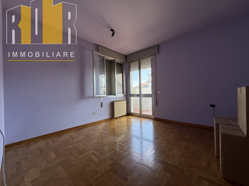 Proponiamo in vendita appartamento al piano primo in bifamiliare con ampia terrazza, poggioli avv...