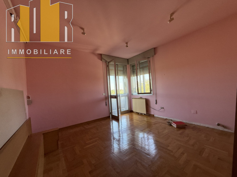 Proponiamo in vendita appartamento al piano primo in bifamiliare con ampia terrazza, poggioli avv...