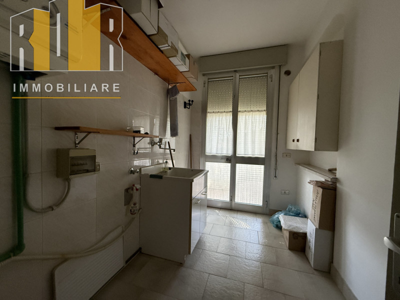Proponiamo in vendita appartamento al piano primo in bifamiliare con ampia terrazza, poggioli avv...