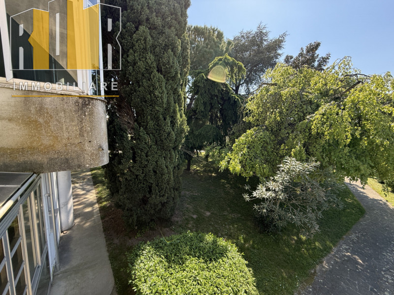 Proponiamo in vendita appartamento al piano primo in bifamiliare con ampia terrazza, poggioli avv...