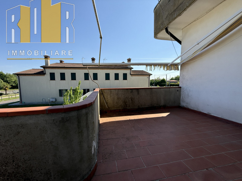 Proponiamo in vendita appartamento al piano primo in bifamiliare con ampia terrazza, poggioli avv...