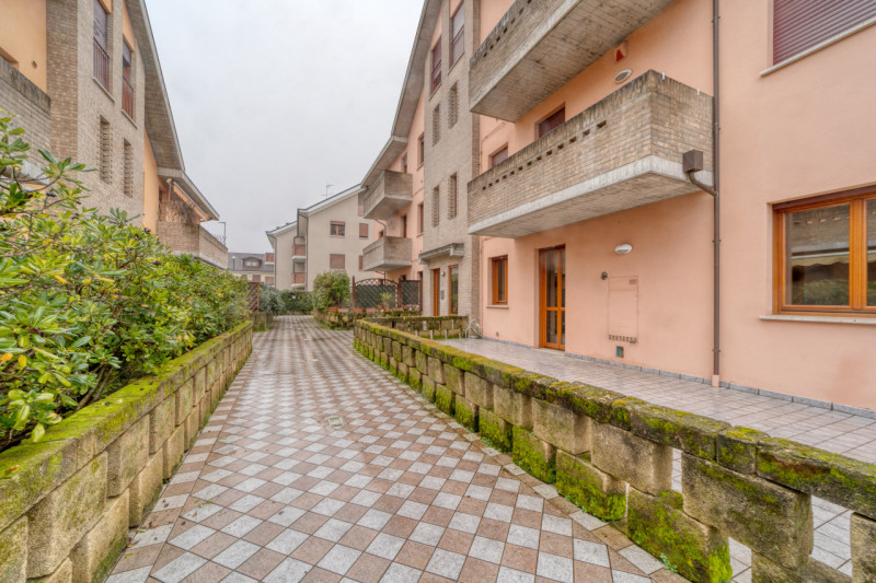 In vendita a Padova proponiamo uno splendido appartamento quadrilocale su due livelli per comples...